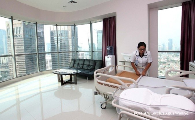Perawat MRCCC Siloam Hospitals Semanggi merapikan ruangan ruang rawat inap