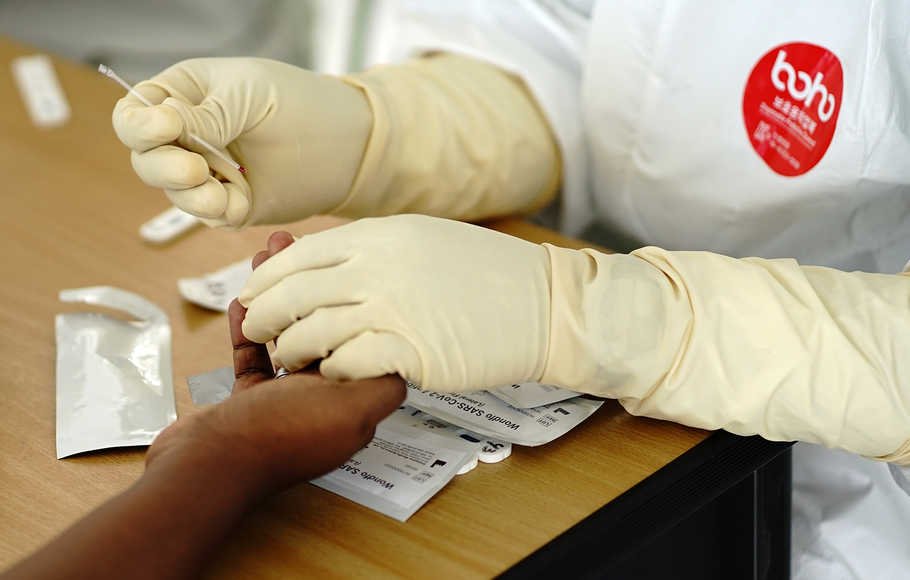 Petugas kesehatan melakukan rapid test kepada warga yang mengikuti kegiatan keagamaan beberapa waktu lalu di Gowa, Sulawesi Selatan di Sport Centre Kabupaten Gorontalo, Gorontalo, Jumat (10/4/2020).