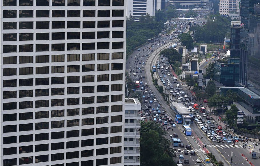 Kendaraan melintas di jalan Jenderal Sudirman, Jakarta Selatan, Selasa (12/3/2019).