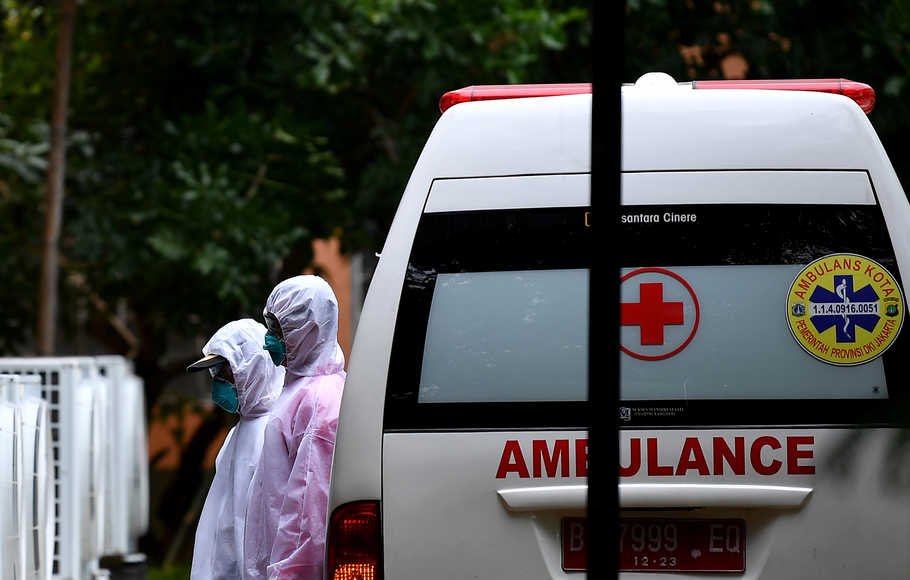 Petugas berada di samping ambulans yang terparkir di samping ruang isolasi RSPI Prof. Dr. Sulianti Saroso, Sunter, Jakarta Utara, Kamis (5/3/2020).