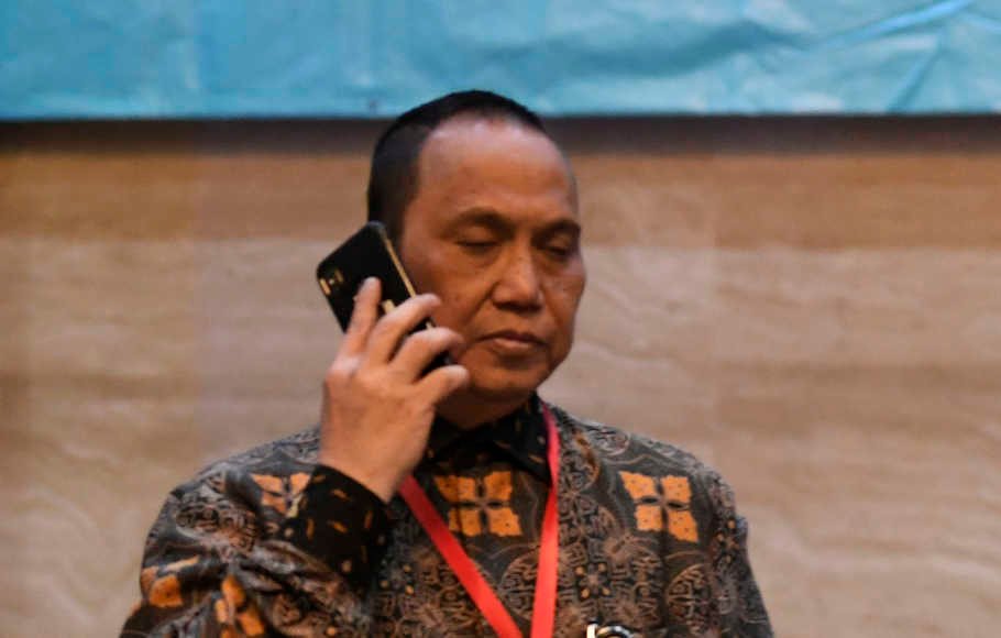 Ketua Panitia Seleksi Calon Pimpinan Komisi Pemberantasan Korupsi (Pansel KPK) Yenti Ganarsih (kanan) bersama anggota Pansel KPK Hendardi (tengah) dan Indriyanto Seno Adji (kiri) bersiap menyampaikan keterangan pers di Jakarta,