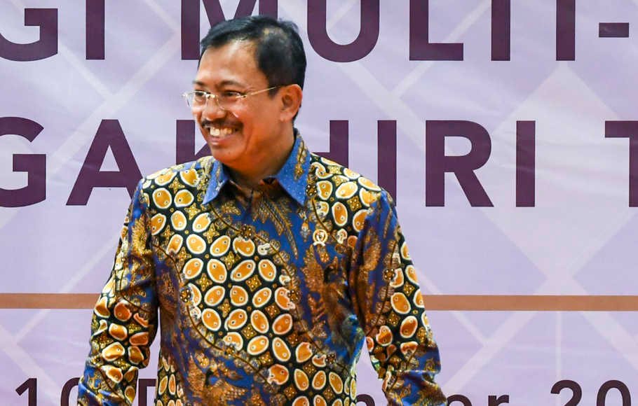 Menteri Kesehatan Terawan Agus Putranto (tengah) berbincang dengan Executive Director Stop TB Partnership Lucica Ditiu (kanan) dan Ketua Dewan Pembina Stop TB Partnership Indonesia Arifin Panigoro (kiri) dalam pertemuan tingkat tinggi lintas sektor nasiona