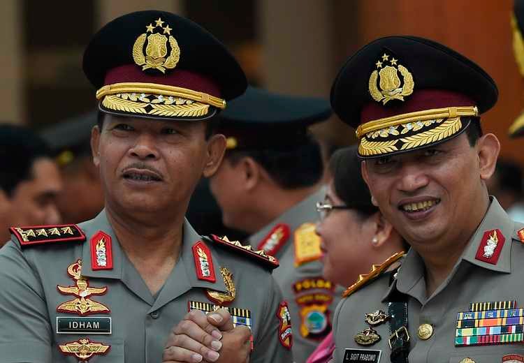 Kapolri Jenderal Pol Idham Azis (kiri) melakukan salam komando dengan Kabareskrim Polri Inspektur Jenderal Pol Listyo Sigit Prabowo (kanan)  usai saat serah terima jabatan Kabareskrim di Mabes Polri Jakarta, Senin (16/12/2019).