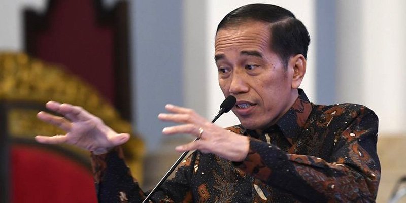913782_08385814042021_Jokowi-batik_buka_tangan_