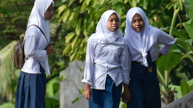 Sejumlah siswi SMP berjalan pulang dari sekolahnya di Desa Bukit Tinggi, Kecamatan Gunungsari, Lombok Barat, NTB, Senin (13/7/2020).