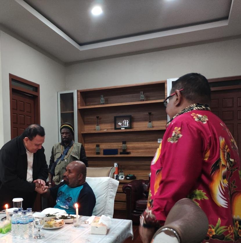 ketua-kpk-firli-bahuri-bertemu-gubernur-papua-lukas-enembe_221103135052-650
