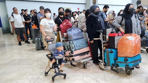 jelang-libur-panjang-bandara-soekarno-hatta-penuh-penumpang-1_169