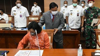 menteri-keuangan-sri-mulyani-menghadiri-rapat-komisi-1-dpr-bersama-menhan-prabowo-subianto-membahas-penghapusan-dua-kapal-tni--1_169