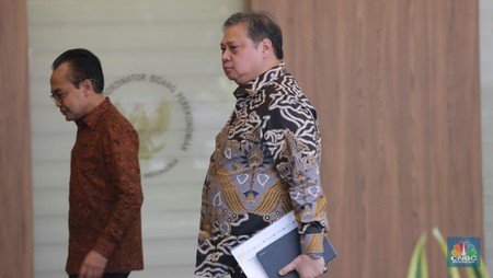 menko-perekonomian-airlangga-hartarto-memberi-keterangan-pers-terkait-pertumbuhan-ekonomi-q2-2024-di-gedung-ali-wardhana-menko_169
