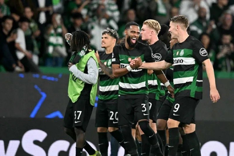 Pemain Sporting Lisbon merayakan keenangan usai mengalahkan Manchester City 4-1 di Stadion Jose Alvalade, Lisbon. (Antara/AFP).