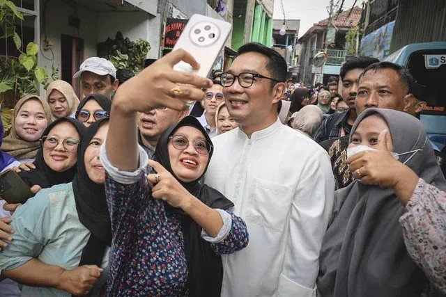 Ridwan Kamil (baju putih) melakukan kegiatan blusukan di Jakarta Timur. Ist