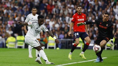 Penyerang Real Madrid Vinicius Junior saat membobol gawang Osasuna, Sabtu (9/11/24) malam WIB. (REUTERS/Susana Vera)