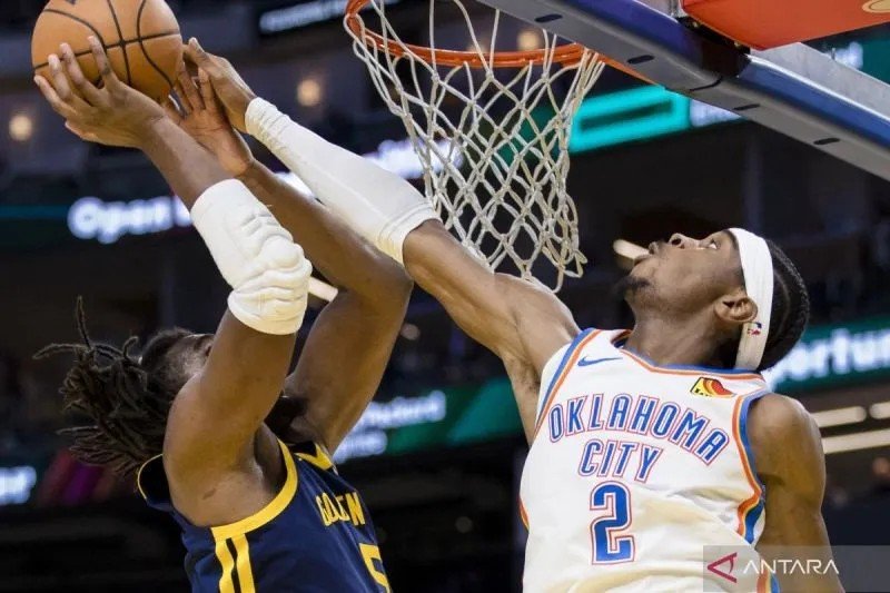 Pebola basket Oklahoma City Thunder Shai Gilgeous-Alexander (2) memblok usaha dari pemain Golden State Warriors Andrew Wiggins. Arsip foto ANTARA/Reuters.