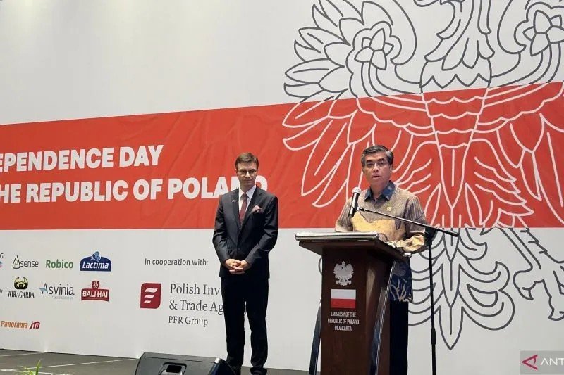 Kuasa Usaha Ad Interim Kedutaan Besar Polandia untuk Indonesia Maciej Tumulec (kiri) bersama Menteri Ketenagakerjaan Indonesia Yassierli (kanan) pada Perayaan Hari Kemerdekaan Polandia di Jakarta, Rabu (13/11/2024). (ANTARA/Kuntum Riswan.)