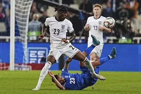 Pemain Inggris Noni Madueke (kiri) dan pemain Yunani Manolis Siopis berebut bola di Stadion Olimpiade di Athena, Kamis, 14 November 2024. (AP/Petros Giannakouris)
