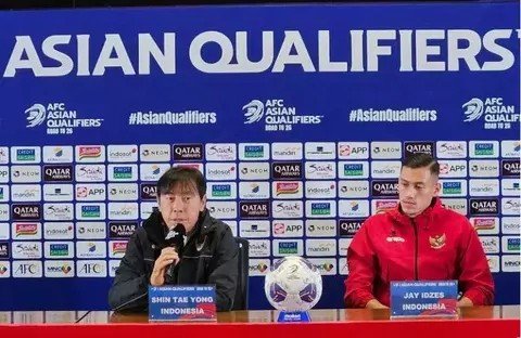 Pelatih timnas Indonesia Shin Tae-yong (kiri) dan bek Jay Idzes (kanan) dalam jumpa pers prapertandingan kualifikasi Piala Dunia 2024 zona Asia melawan Jepang, di Stadion Utama Gelora Bung Karno, Jakarta, Kamis 14 November