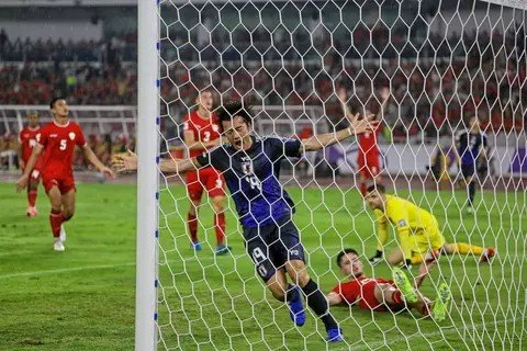 Jepang menang telak atas Indonesia. Selebrasi penyerang Jepang saat cetak gol. Foto:Beritasatu Com.