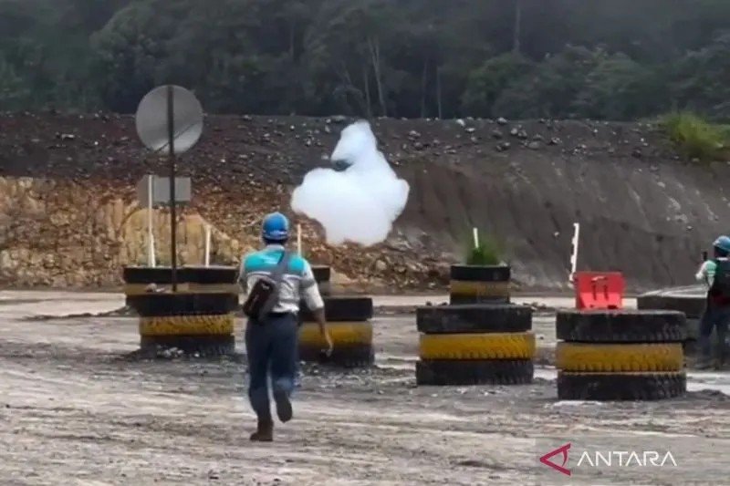 Tangkapan layar - Sejumlah pekerja menemukan benda putih serupa awan jatuh dari langit di Kabupaten Murung Raya, Kalimantan Tengah, Jumat (15/11/2024)