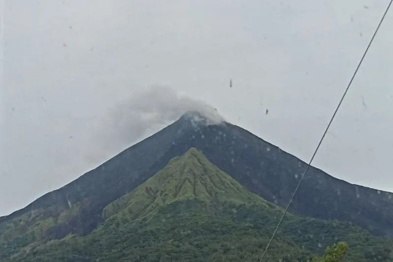 Gunung Karangetang di Pulau Siau, Kabupaten Kepulauan Sitaro, Sulut. ANTARA/HO-Pos PGA, PVMBG, Badan Geologi