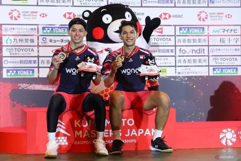 Pasangan ganda putra Indonesia Fajar Alfian/Muhammad Rian Ardianto saat berada di podium juara Kumamoto Japan Masters 2024, usai mengalahkan Takuro Hoki/Yugo Kobayashi di Kumamoto Prefectural Gymnasium, Jepang, Minggu (17/11/24). (ANTARA/HO-PP PBSI)