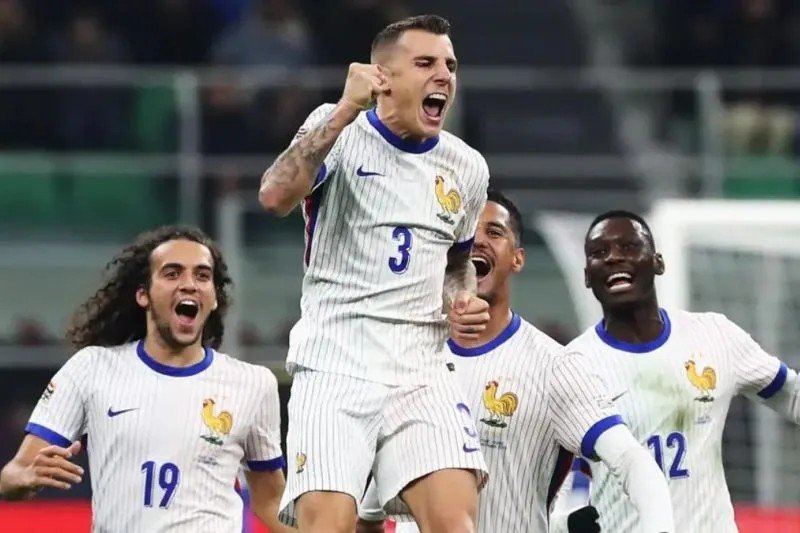 Selebrasi Lucas Digne (tengah) setelah tendangan bebasnya berujung gol bunuh diri kiper Italia dalam pertandingan UEFA Nations League di Stadion San Siro, Milan pada Senin (18/11/2024). ANTARA
