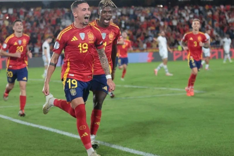 Pemain Spanyol Yeremi Pino (19) merayakan usai mencetak gol pada pertandingan UEFA Nations League kontra Swiss di Stadion Heliodoro Rodriguez Lopez, Tenerife, Senin (18/11/2024). (ANTARA/AFP/DESIREE MARTIN