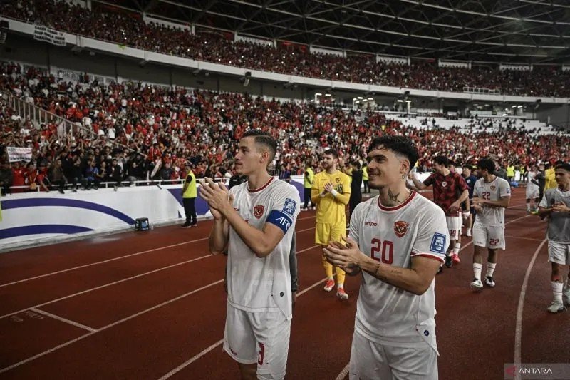 Sejumlah pesepak bola Timnas Indonesia menyapa suporter usai mengalahkan Timnas Arab Saudi pada pertandingan Grup C putaran ketiga Kualifikasi Piala Dunia 2026 Zona Asia di Stadion Utama Gelora Bung Karno, Senayan, Jakarta, Selasa (19/11/2024). ANTARA FOTO/Aprillio Akbar/Lmo/Spt.