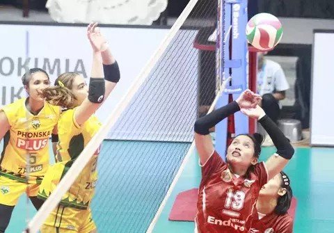 Pemain TNI AL (kanan) saat menghadapi Petroimia Gresik Pupuk Indonesia pada final four Livoli Divisi Utama 2024. (./Istimewa)