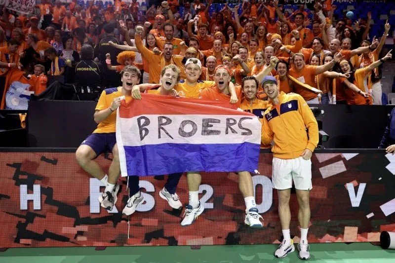 Tim Belanda membentangkan bendera setelah menyegel tempat untuk babak final Piala Davis 2024 usai mengalahkan tim Jerman pada babak final di Malaga, Jumat (21/11/2024). (ANTARA/HO-Piala Davis)