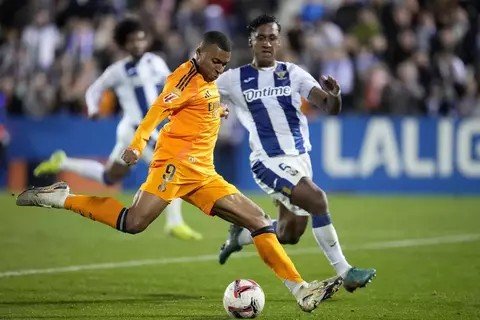 Striker Real Madrid Kylian Mbappe (kiri) berusaha melewati kawalan pemain Leganes dalam partai Liga Spanyol di Stadion Municipal de Butarque, Minggu, 24 November 2024. (AP/Bernat Armangue)