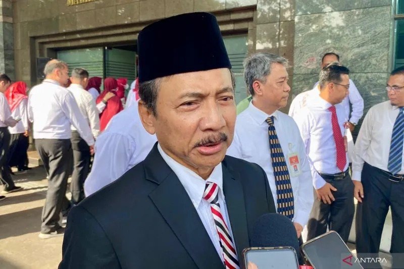 Ketua Mahkamah Konstitusi (MK) Suhartoyo menjawab pertanyaan wartawan di Gedung MK, Jakarta, Senin (25/11/2024). ANTARA/Fath Putra Mulya