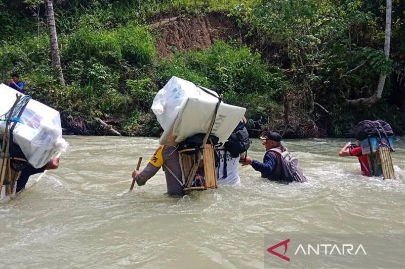 Personel Banggai menerjang arus sungai deras untuk mengawal distribusi logistik pilkada ke wilayah pedalaman Banggai, di Banggai, Senin  (25/11/2024). ANTARA/HO-Humas Polres Banggai/am.