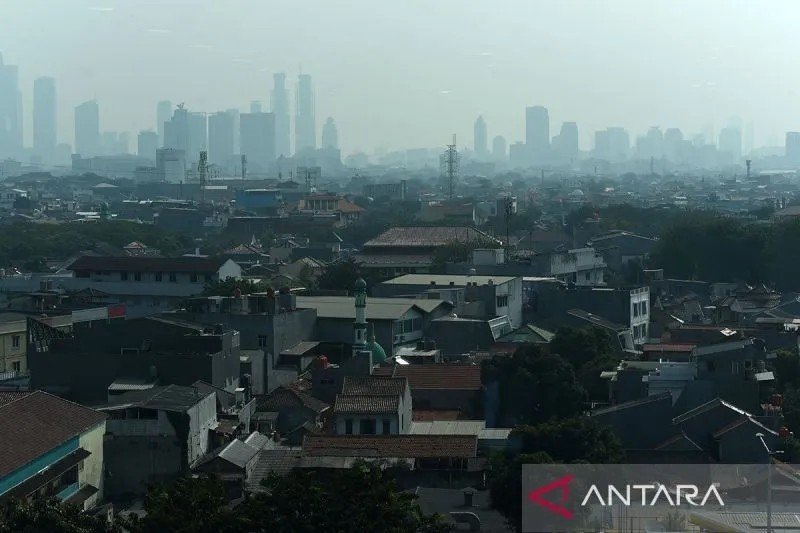 Arsip foto - Suasana deretan gedung yang tersamar polusi di Jakarta Timur, Selasa (30/7/2024). ANTARA FOTO/Indrianto Eko Suwarso/foc/pri.