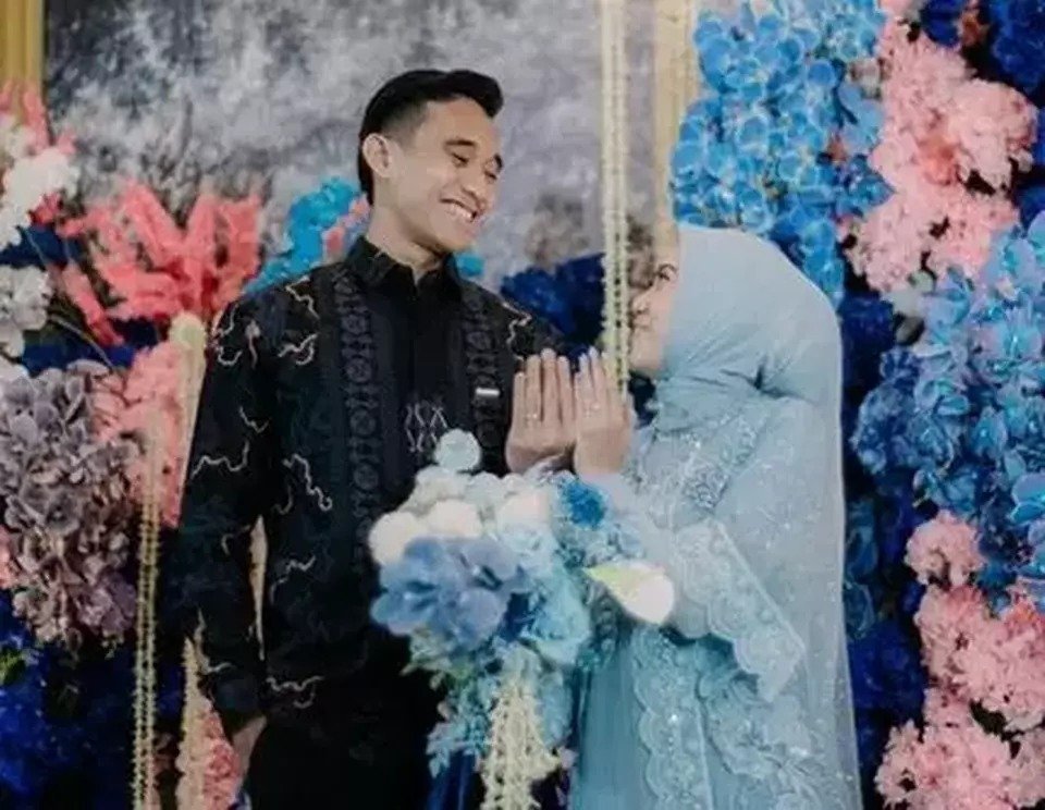 Bek Persija dan Timnas Indonesia Rizky Ridho menggelar acara lamaran dengan kekasihnya Sendy Aulia. (Instagram/@rizkyridhoramdhani)