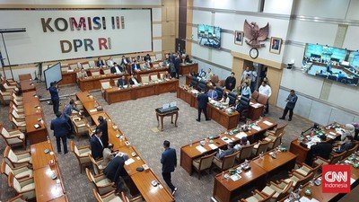 Ilustrasi. Mayoritas fraksi di DPR diklaim tolak usul Polri di bawah TNI dan Kemendagri. (CNN Indonesia/Thohirin)