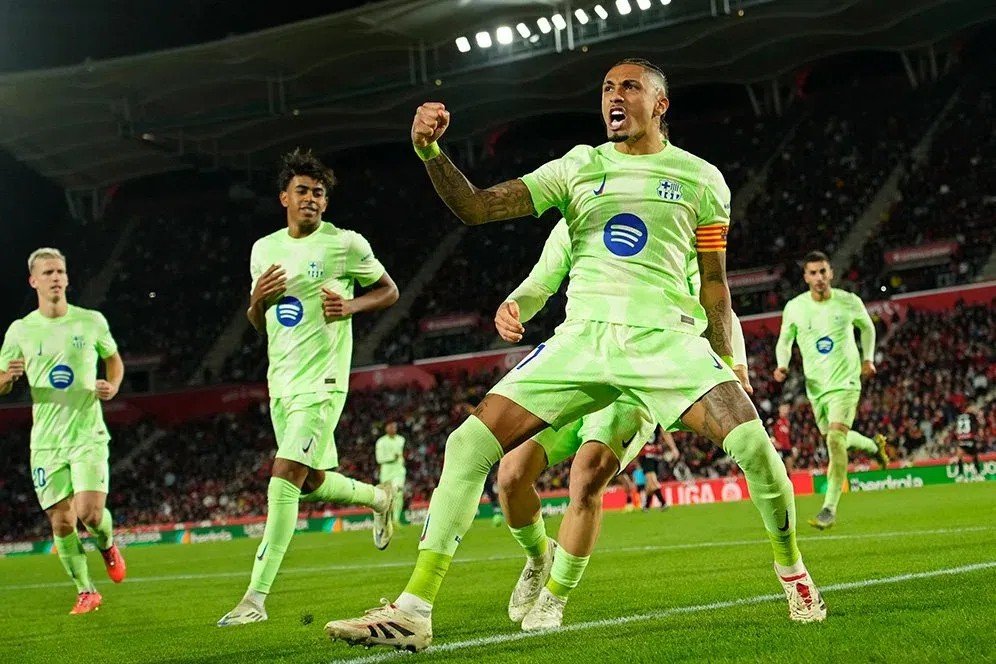 Momen selebrasi Raphinha di laga Real Mallorca vs Barcelona, La Liga 2024/2025 (c) AP Photo/Jose Breton