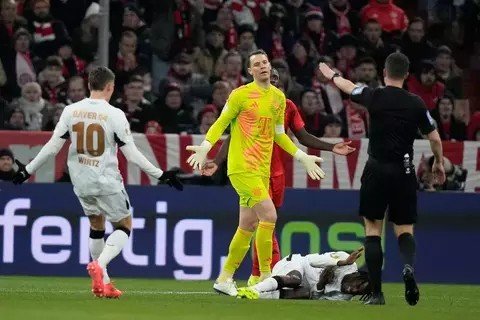 Pemain Leverkusen Jeremie Frimpong, tergeletak di lapangan setelah dilanggar oleh kiper Bayern Manuel Neuer (tengah), selama pertandingan babak 16 besar Piala Jerman antara Bayern Munich dan Bayer Leverkusen di Allianz Arena di Munich, Jerman, Senin 3 Desember 2024. (AP/Matthias Schrader)