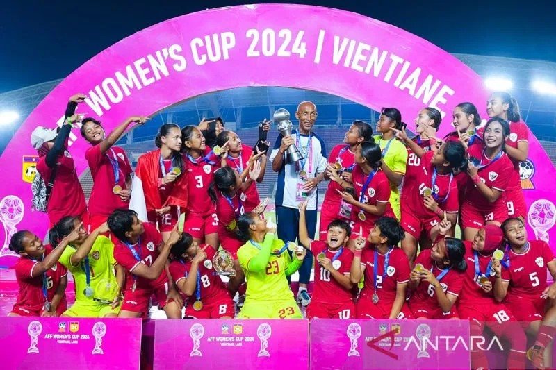 Tim nasional putri Indonesia menjuarai Piala AFF Putri 2024 setelah menundukkan Kamboja dengan skor 3-1 di Stadion Nasional New Laos, Vientiane, Kamis (5/12/2024). (ANTARA)