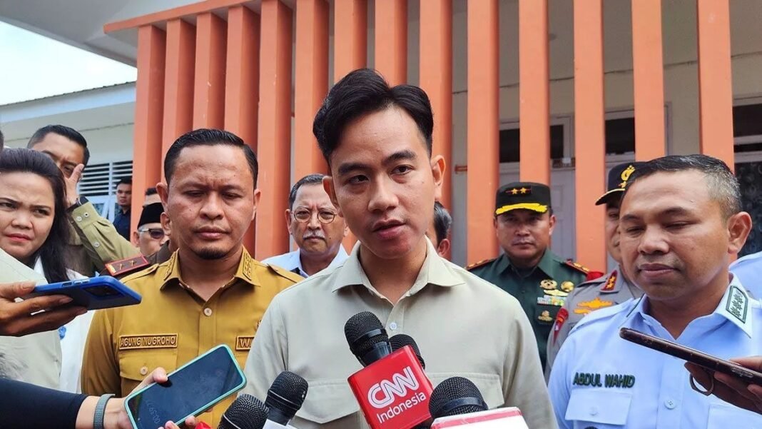 Wapres Gibran Rakabuming Raka beri keterangan pers di Pekanbaru didampingi pejabat daerah dan aparat TNI-Polri.