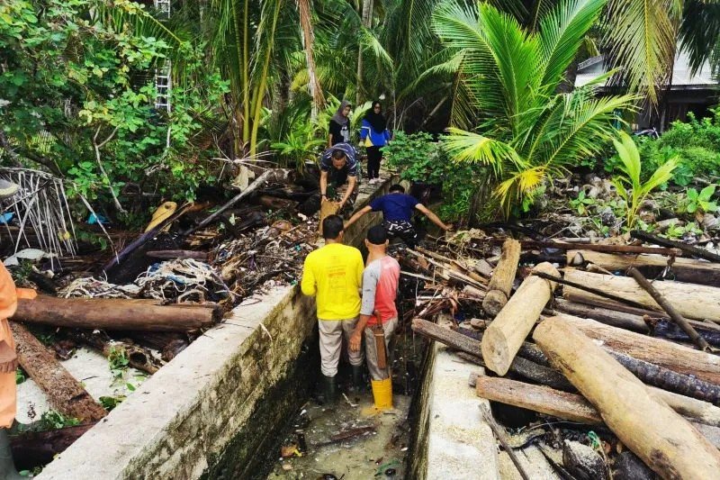 Lanal Ranai dan warga gotong royong atasi sumbatan sampah di Sabang Barat